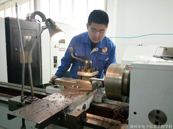 學(xué)生用車床加工零件.jpg