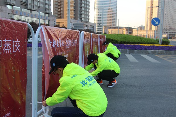 2 搬設(shè)廣告牌、警戒線搭建賽道隔離帶.jpg