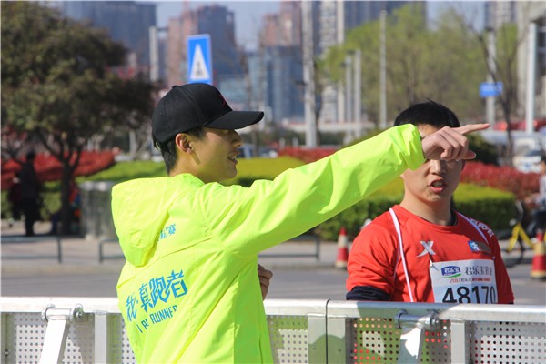 4 為運動員指引賽道.jpg
