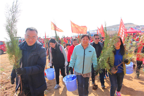 1老師們來到嵩山一起植樹.JPG
