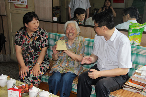 看望困難黨員梁慶堯.JPG