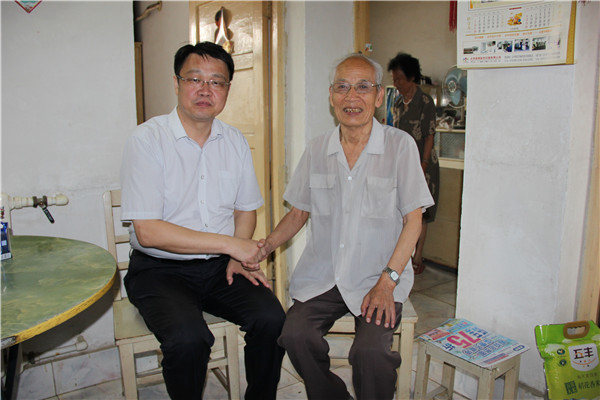 張凱書記和李貴忠老師.JPG