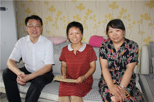 看望困難黨員周霞.JPG