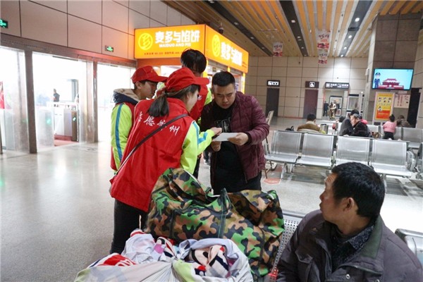 3為乘客提供咨詢.jpg