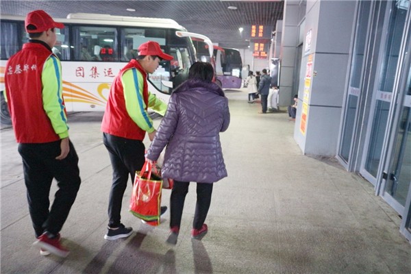 4幫助乘客搬行李.jpg