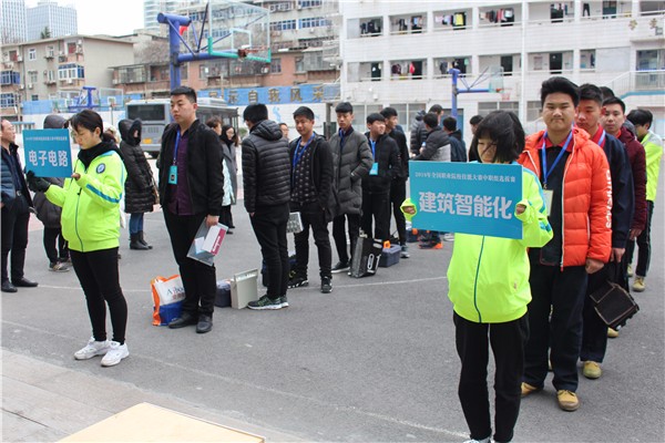 2省賽選手等待入場(chǎng)檢錄.JPG