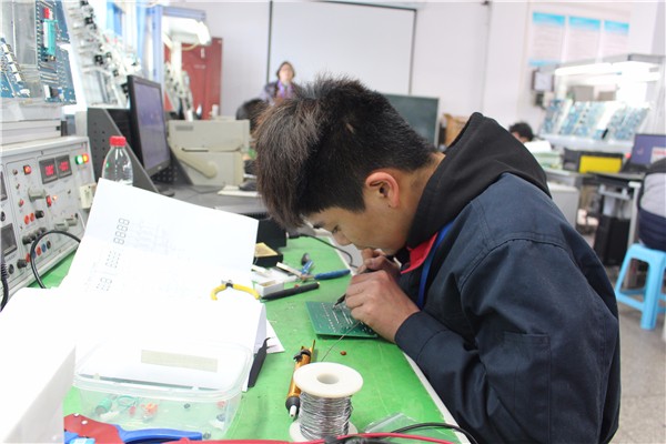 5電子電路裝調(diào)與應(yīng)用項(xiàng)目現(xiàn)場(chǎng).JPG