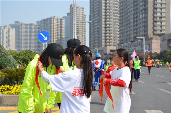 4和留守兒童一起在路上.JPG