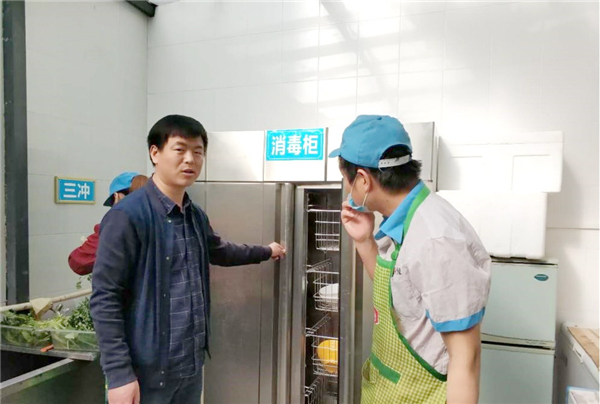 2總務處辛云昌主任檢查食堂消毒設施.jpg