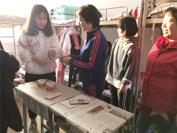 4宿舍學(xué)生積極配合檢查.jpg