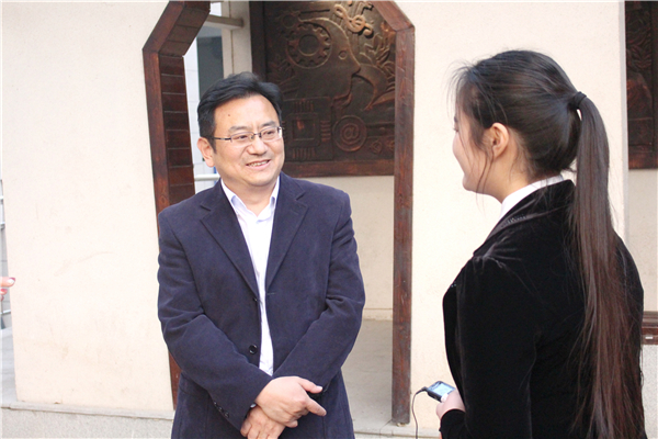 52葛飛副局長接受校園電視臺小記者采訪.jpg