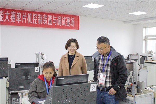 2鐘海云副處長(zhǎng)關(guān)注參賽選手.jpg