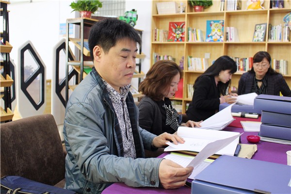 3督導組查閱校方師德師風建設資料留存情況.JPG