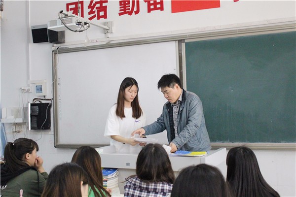 5督導組工作人員張帆進班做調(diào)查問卷.JPG