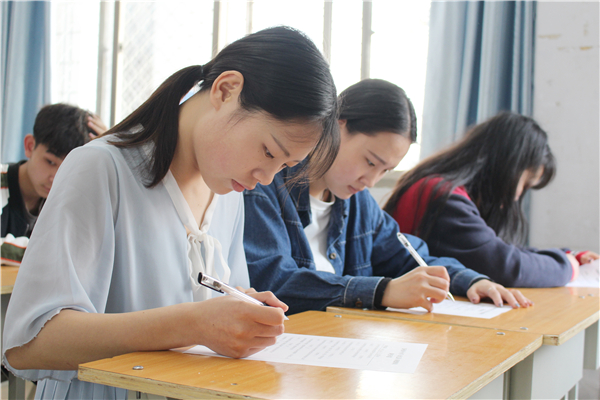 6學生認真填寫調(diào)查問卷.JPG