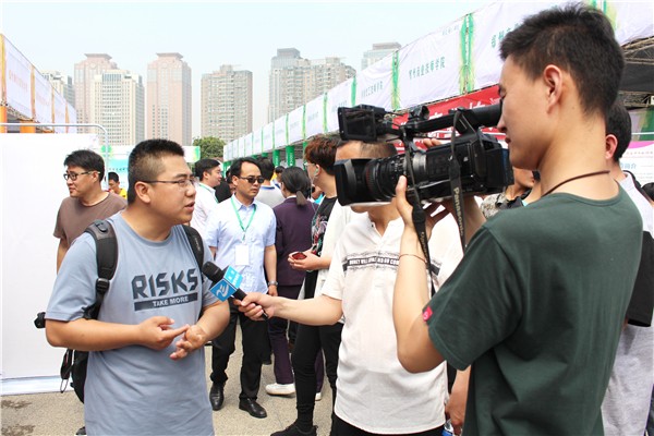 7劉偉主任接受采訪.jpg
