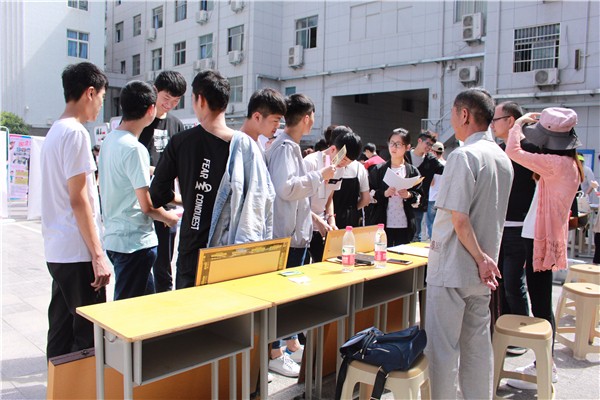 1 學生積極參與招聘會.JPG