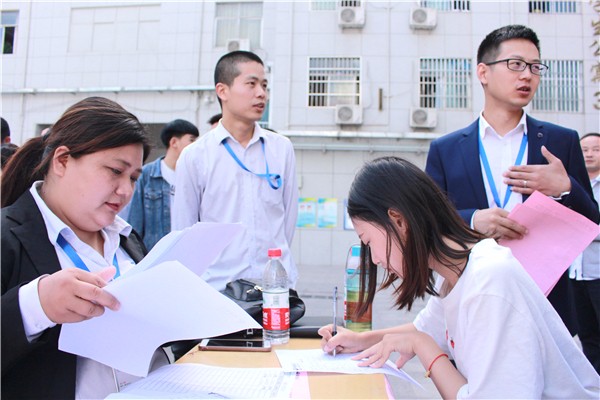 2 學生應聘中國電信.jpg