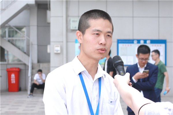 2 中國電信郭經理接受校園電視臺采訪.jpg