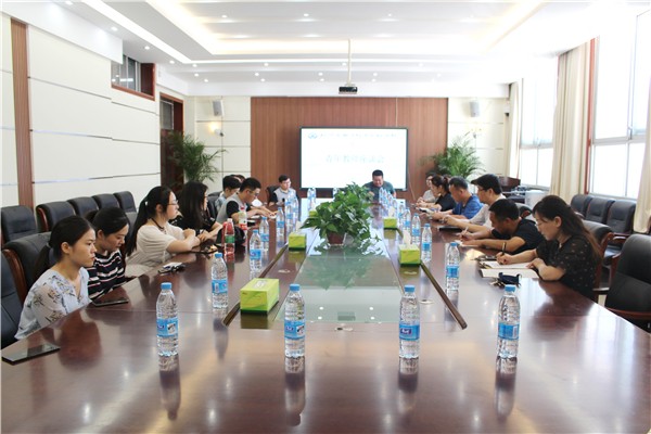 1 鄭州市電子信息工程學(xué)校召開青年教師座談會(huì).jpg