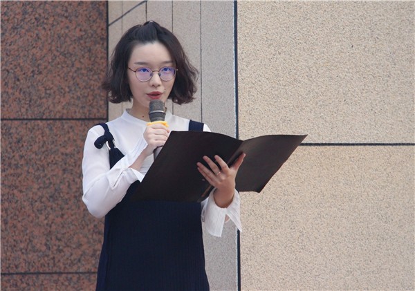 2教師代表黃譯元發(fā)言.jpg