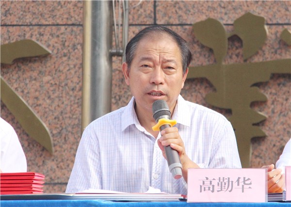 5高勤華副校長(zhǎng)宣讀表彰決定.jpg