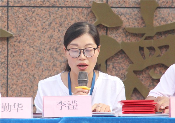 6李瀅副校長(zhǎng)宣讀三好學(xué)生名單.jpg