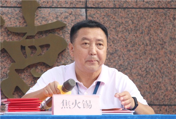 9焦火錫副校長(zhǎng)宣讀社會(huì)實(shí)踐先進(jìn)個(gè)人名單.jpg