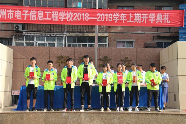 10-3文明學(xué)生、社會(huì)實(shí)踐先進(jìn)個(gè)人代表領(lǐng)獎(jiǎng).JPG