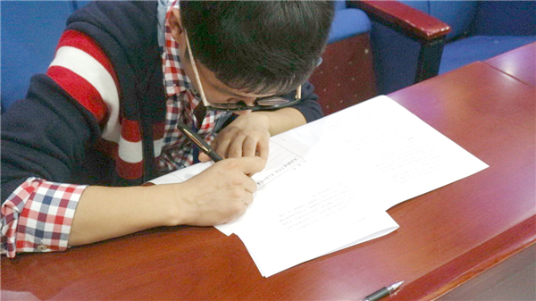 7已經(jīng)寫到第三頁的陳老師，仍舊停不下閃光的思維.jpg