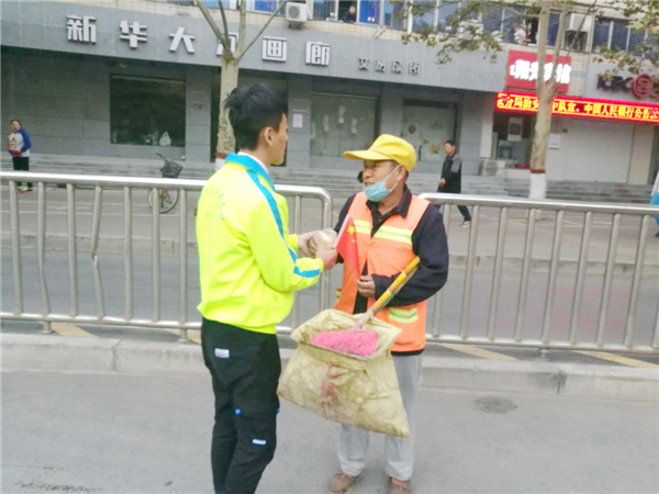 4為清潔工獻(xiàn)出愛心.jpg