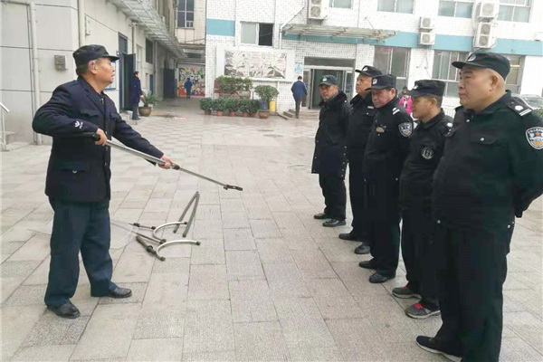 時隊長講解防爆器材使用方法1.jpg