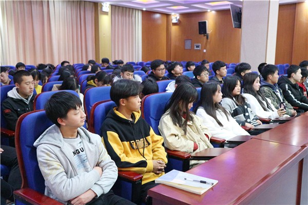 入團積極分子認真聽講.JPG