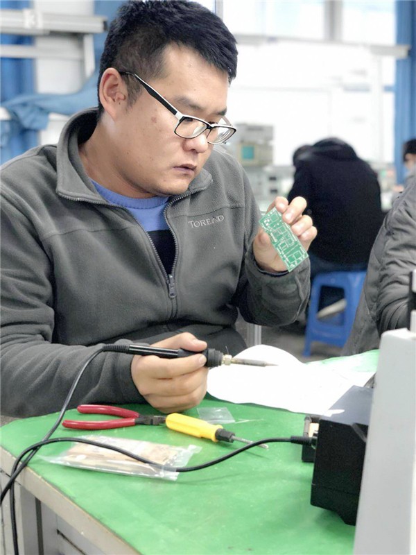陳文龍老師仔細(xì)研究電路板.jpg