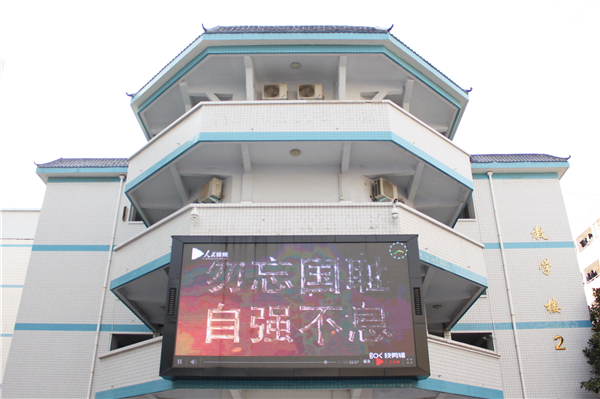 2播放紀念視頻 激發(fā)愛國熱情.JPG