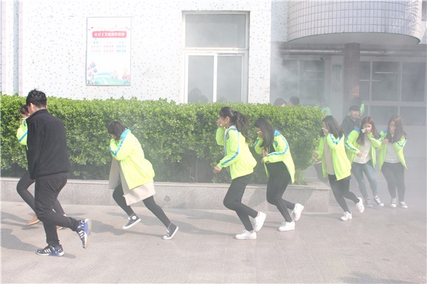 2學(xué)生用濕毛巾掩住口鼻快速有序疏散.JPG