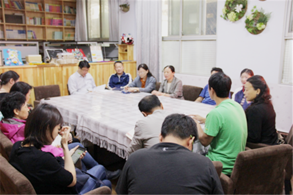 第三黨支部書記張謙老師帶領(lǐng)支部同志學(xué)習(xí).png