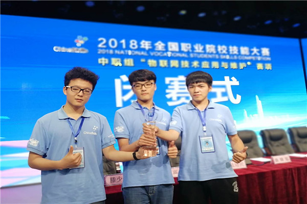 水晶獎(jiǎng)杯透著汗水的晶瑩  從左到右依次是 譚怡林、趙文凱、胡云飛.jpg