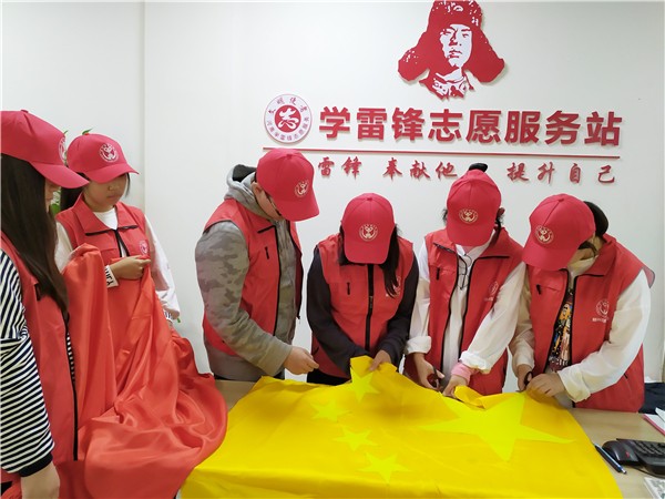 學(xué)生代表制作五角星.jpg