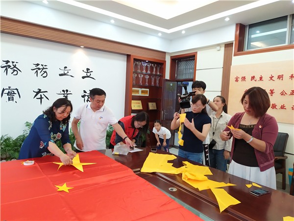 校紀(jì)委書記史秀麗和焦火錫副校長一起擺放五角星的位置.jpg