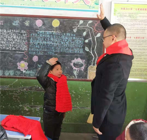 6為留守兒童送去冬日溫暖.jpg