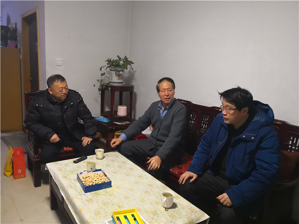 1.老干部姚恒生為學(xué)校發(fā)展建言獻(xiàn)策.jpg