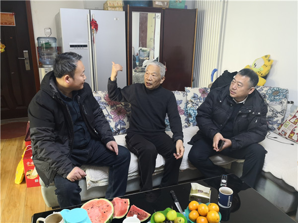 3.老干部黃玉清詢問學(xué)校發(fā)展.jpg