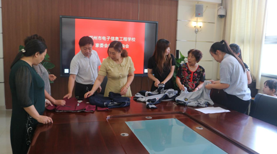 共同評(píng)審校服樣式.png