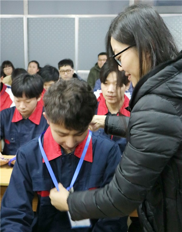 李瀅校長為選手佩戴胸牌.jpg