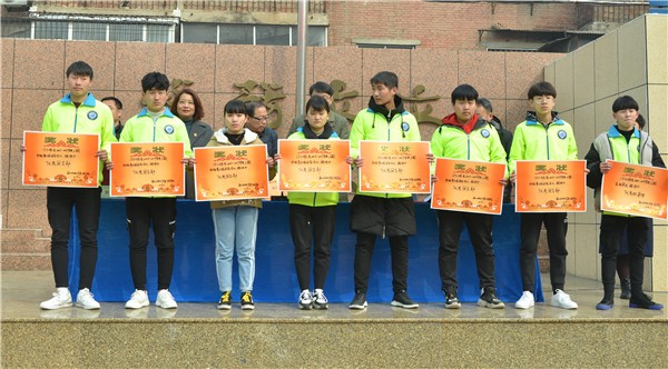 4學(xué)生接受頒獎.jpg