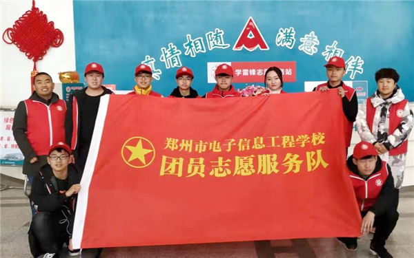 1團(tuán)委副書記劉波與參與活動的團(tuán)員志愿者.jpg