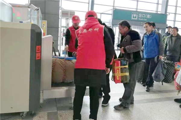 2協(xié)助乘客進(jìn)站安檢.jpg