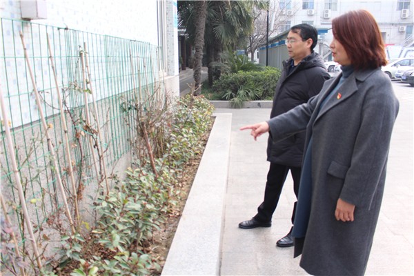 2檢查組深入學(xué)校各地進(jìn)行實(shí)地檢查.jpg