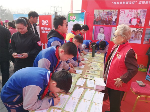 3鄭州市電子信息工程學(xué)校“我有夢(mèng)想要發(fā)芽”項(xiàng)目受到孩子們積極關(guān)注.jpg